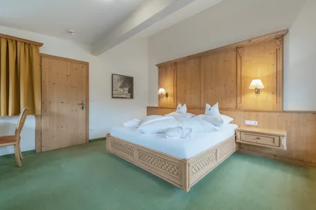 Hotel Kerschdorfer Zillertal Familien Suite Schlafzimmer mit Doppelbett